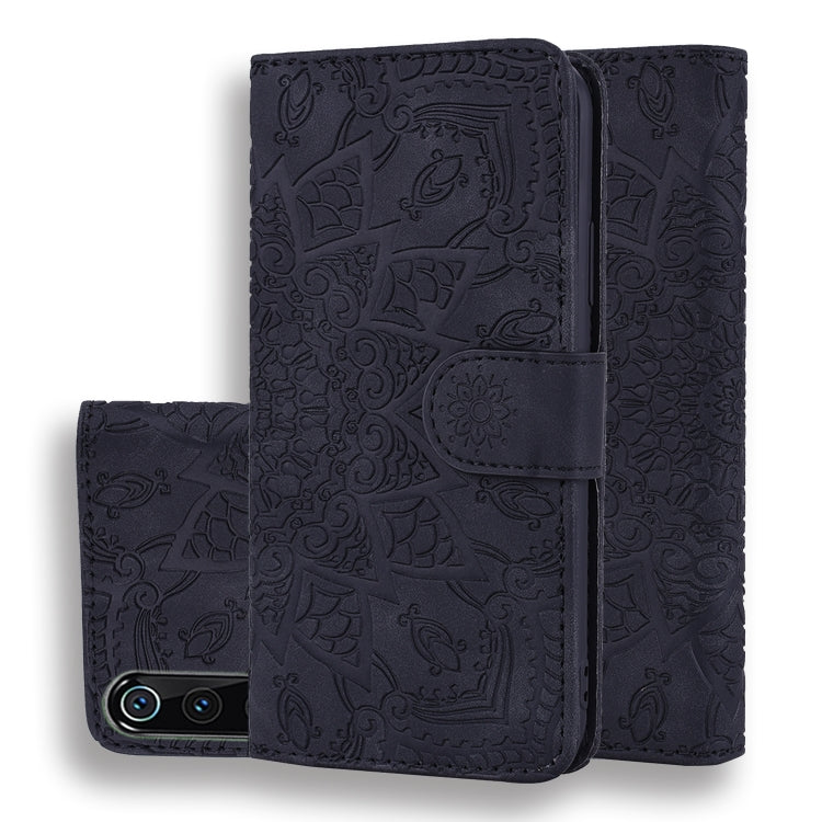 Estuche de cuero en relieve con diseño plega...