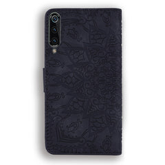 Estuche de cuero en relieve con diseño plega...