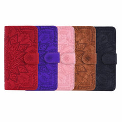 Estuche de cuero en relieve con diseño plega...