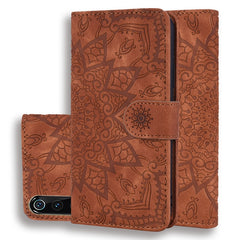 Estuche de cuero en relieve con diseño plega...