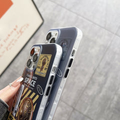 Estuche para teléfono esmerilado de astronau...