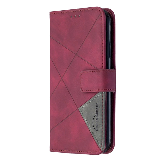 Estuche de cuero con tapa horizontal y hebil...