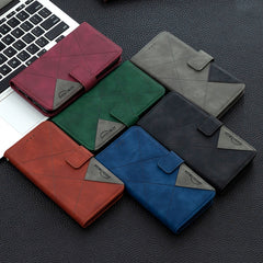 Estuche de cuero con tapa horizontal y hebil...