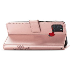 Estuche de cuero con patrón de flores prensa...