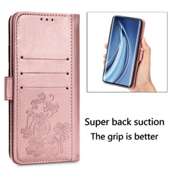 Estuche de cuero con patrón de flores prensa...
